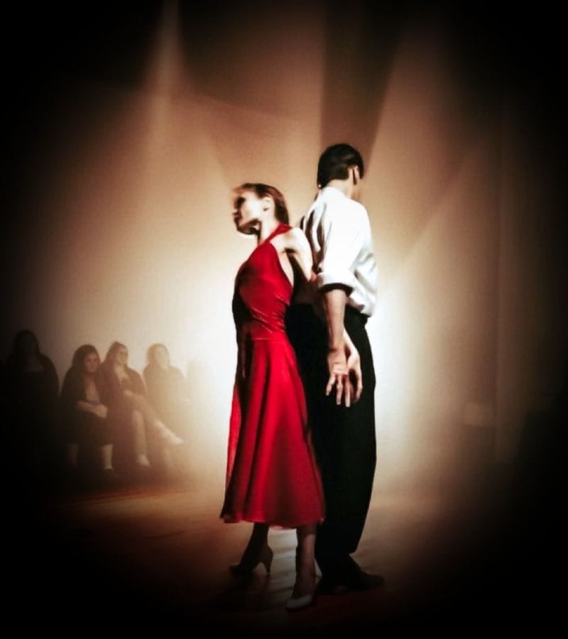 Pareja bailando tango en Buenos Aires